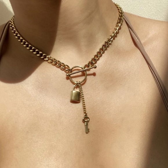 Jewelry - Lock pendant necklace